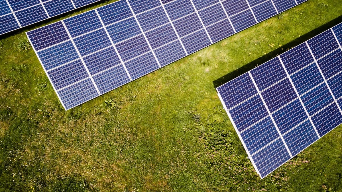 Câmp de panouri fotovoltaice